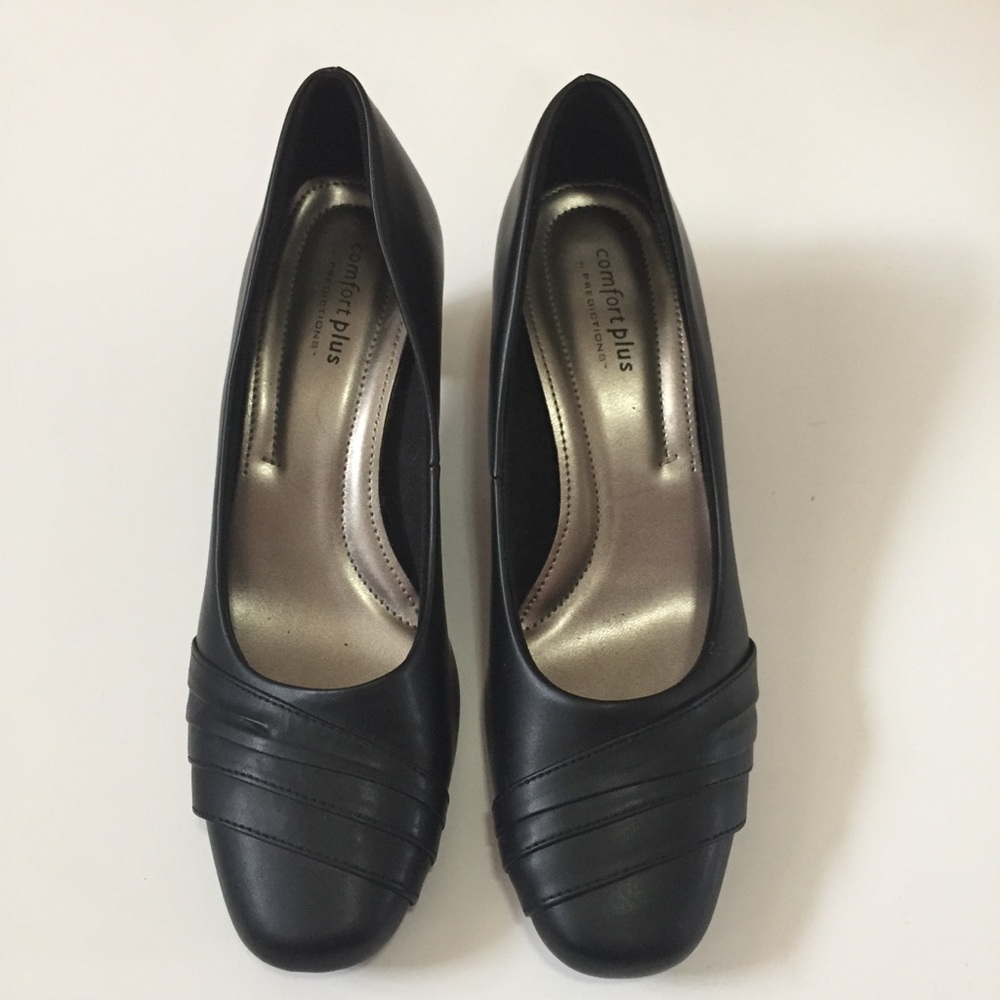 Black pumps
